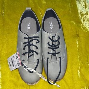Boys gray Oxford shoe with blue laces